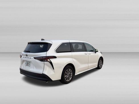 Used 2026 Toyota Sienna LE FWD image 5