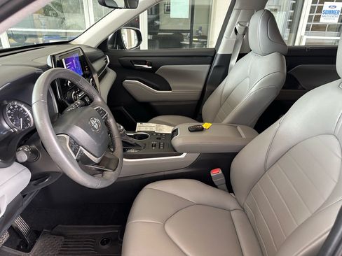 Used 2024 Toyota Highlander XLE AWD/4WD image 14