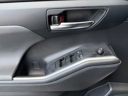 Used 2023 Toyota Highlander XLE FWD image 11