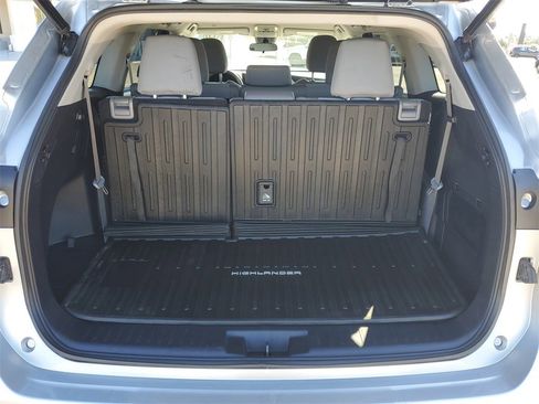 Used 2021 Toyota Highlander LE image 30