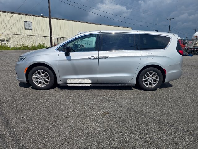 Used 2024 Chrysler Pacifica Touring-L FWD image 7