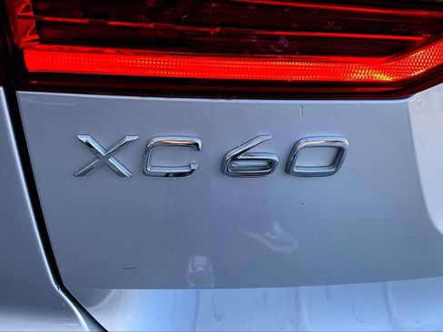 Used 2021 Volvo XC60 T5 Momentum w/ Premium Package image 31