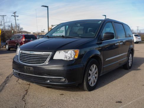 Used 2015 Chrysler Town & Country Touring w/ Driver Convenience Group image 23
