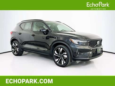 Used 2025 Volvo XC40 B5 Plus image 1