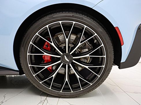 Used 2022 Aston Martin V8 Vantage Roadster RWD image 46