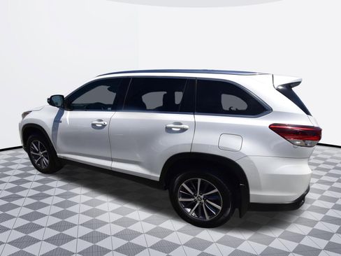 Used 2019 Toyota Highlander XLE AWD/4WD image 3