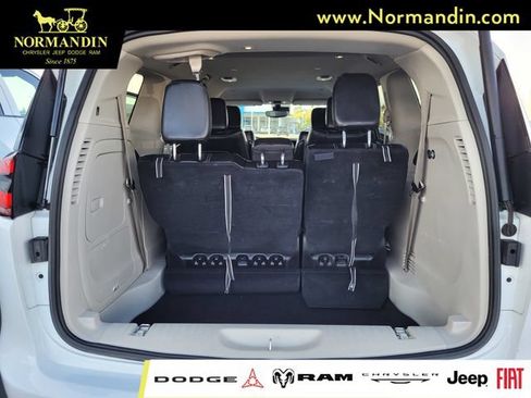Used 2024 Chrysler Pacifica Limited FWD image 19