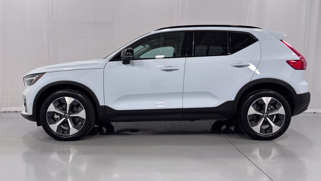 Certified 2026 Volvo XC40 B5 Plus AWD/4WD image 9
