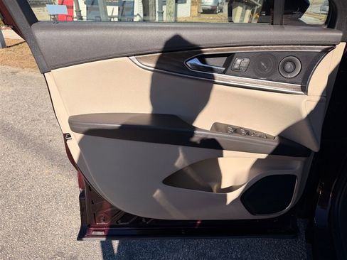 Used 2019 Lincoln Nautilus Reserve image 12