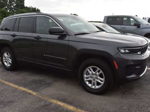 Used 2024 Jeep Grand Cherokee Laredo RWD image 3