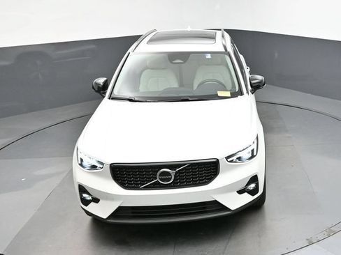 Used 2026 Volvo XC40 B5 Plus AWD/4WD image 19