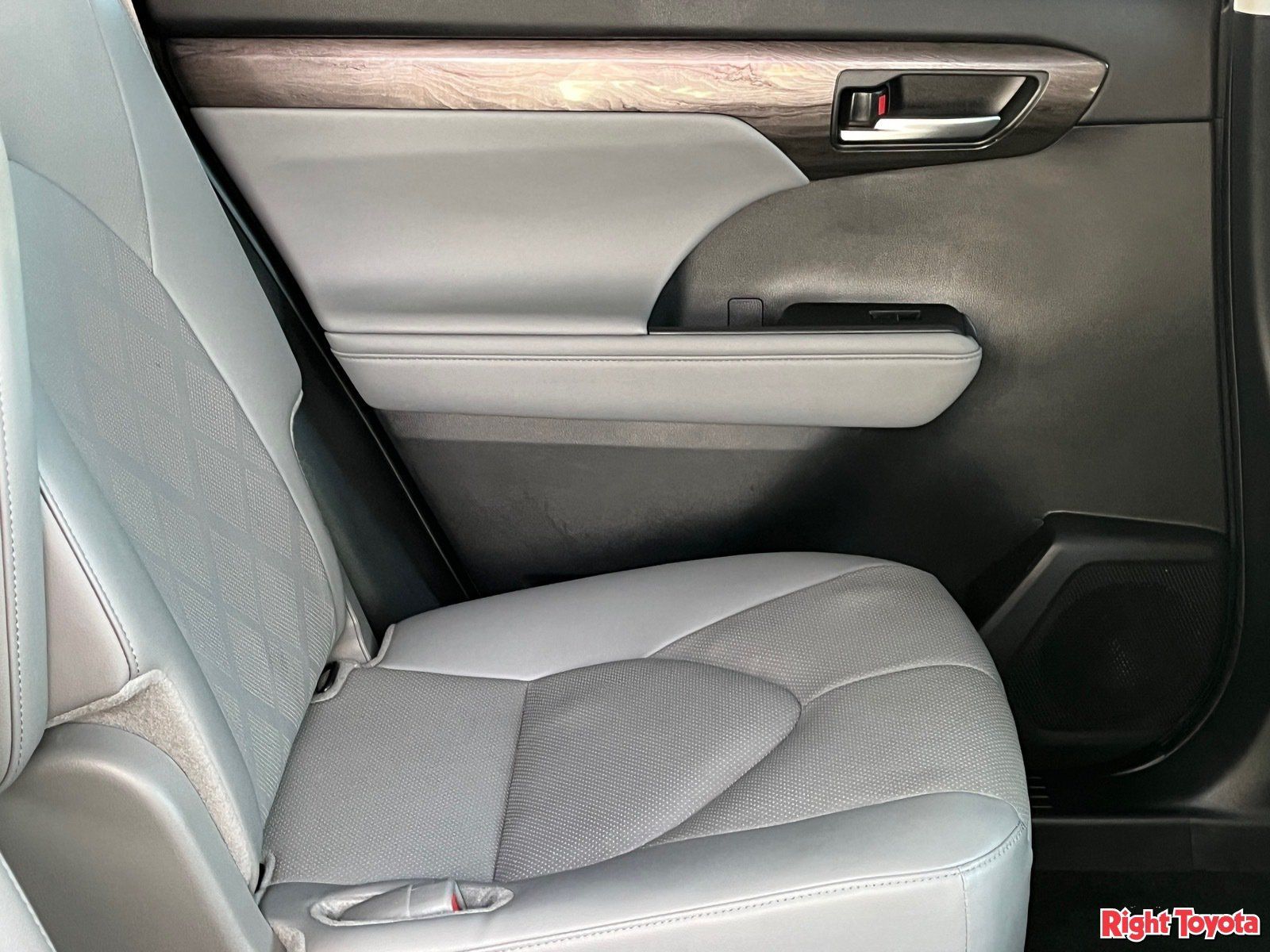 Used 2024 Toyota Highlander Platinum AWD/4WD image 14