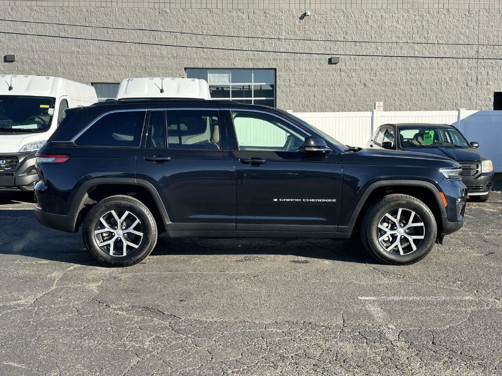 Used 2024 Jeep Grand Cherokee Limited AWD/4WD image 2