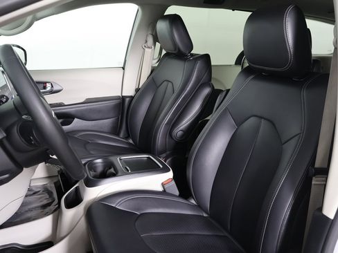 Used 2024 Chrysler Pacifica Touring-L image 25