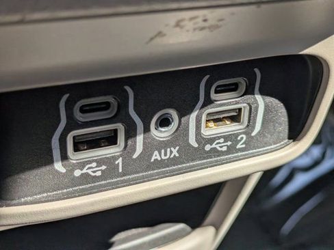 Used 2024 Chrysler Pacifica Touring-L image 18