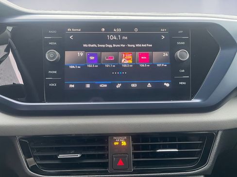 Used 2022 Volkswagen Taos SE image 11