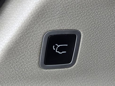 Used 2019 Chrysler Pacifica Touring-L FWD image 13