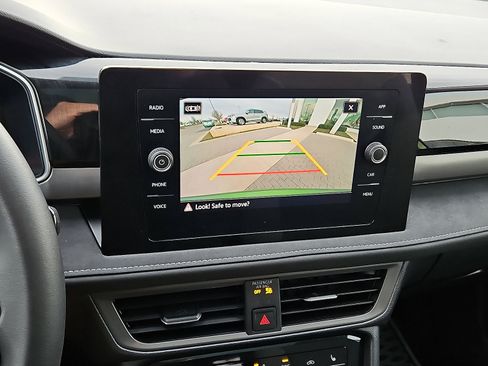 Certified 2025 Volkswagen Taos SE image 16