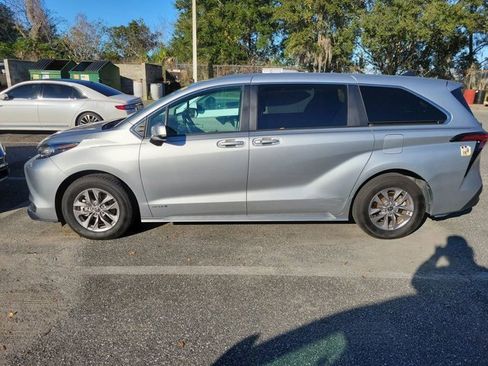 Used 2021 Toyota Sienna LE image 7