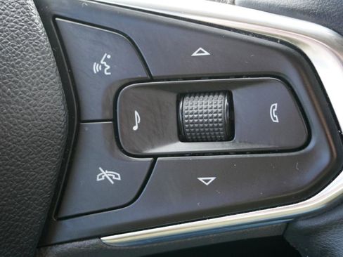 Used 2025 Chevrolet Trax LT w/ LT Convenience Package image 12