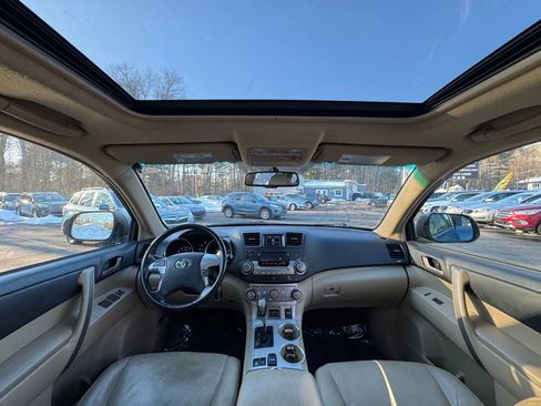 Used 2011 Toyota Highlander SE w/ Tow Pkg image 14