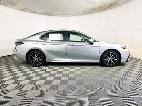 Used 2023 Toyota Camry SE FWD image 2