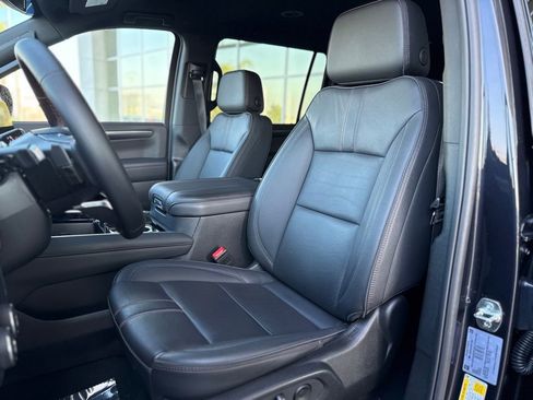 Used 2025 Chevrolet Suburban RST image 10