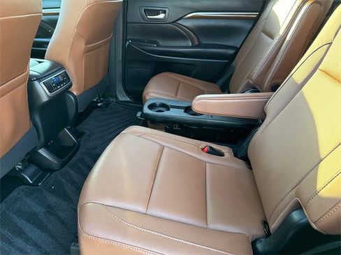 Used 2019 Toyota Highlander Limited image 19