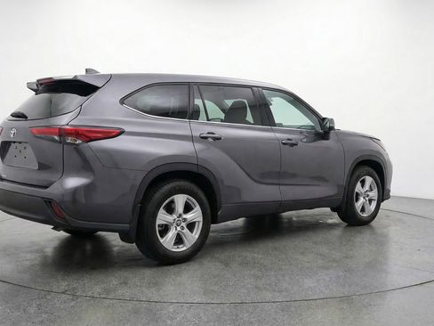 Used 2025 Toyota Highlander LE image 9