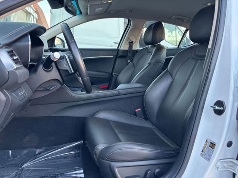 Used 2025 Genesis G70 2.5T image 29