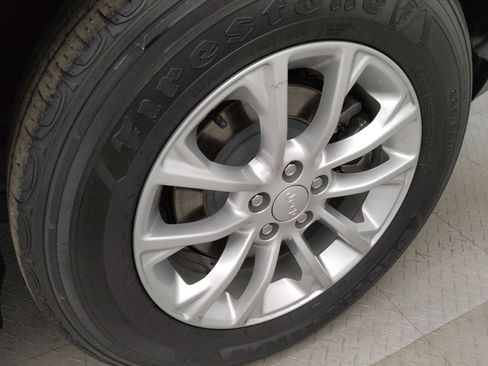 Used 2019 Jeep Cherokee Latitude w/ Popular Appearance Group image 31