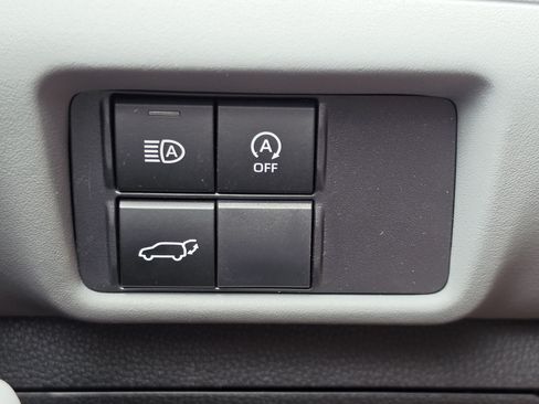 Used 2023 Toyota Highlander LE FWD image 17