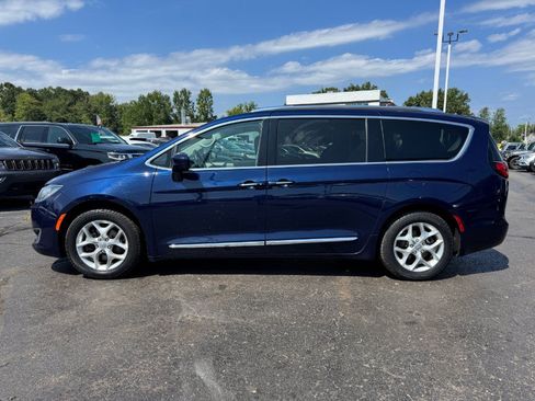 Used 2019 Chrysler Pacifica Touring-L Plus w/ Tire & Wheel Group FWD image 2