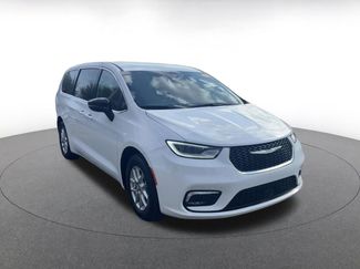 Used 2025 Chrysler Pacifica Select video 2