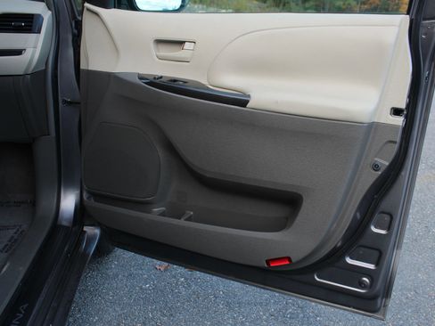 Used 2011 Toyota Sienna LE image 17