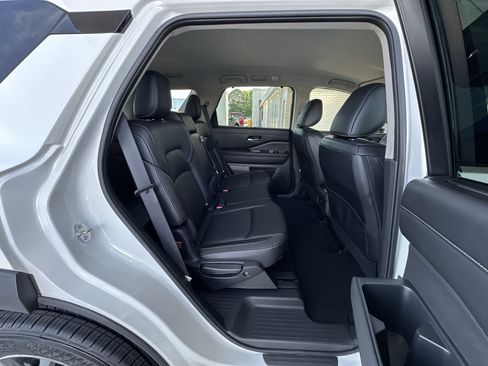 Used 2023 Nissan Pathfinder SL AWD/4WD image 26