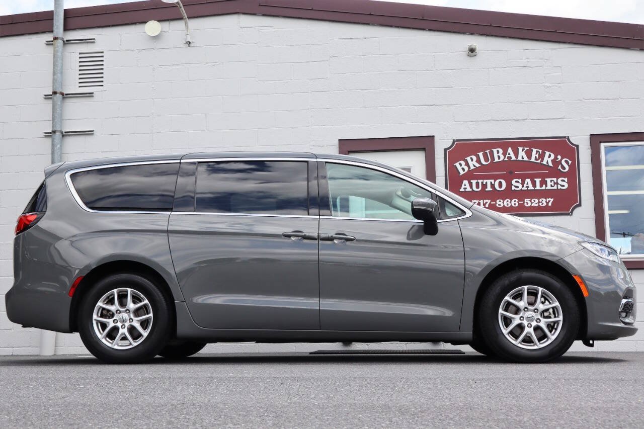 Used 2023 Chrysler Pacifica Touring-L FWD image 1