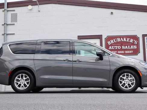 Used 2023 Chrysler Pacifica Touring-L FWD image 1