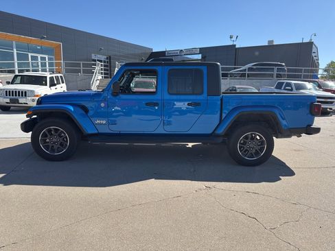 Used 2021 Jeep Gladiator Overland w/ Cold Weather Group AWD/4WD image 2