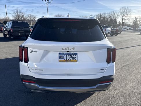 Used 2024 Kia Sorento S image 4