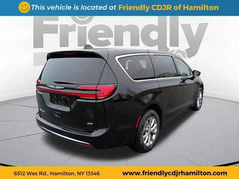 New 2026 Chrysler Pacifica Select image 5