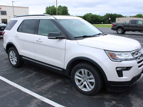 Used 2018 Ford Explorer XLT w/ Equipment Group 202A AWD/4WD image 2