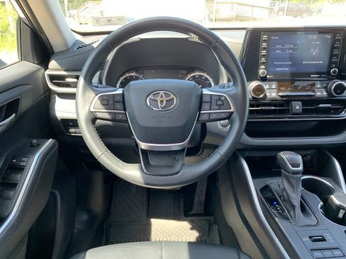 Used 2022 Toyota Highlander XLE AWD/4WD image 17