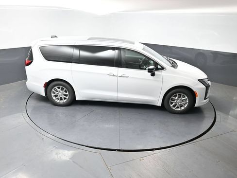 New 2027 Chrysler Pacifica Select FWD image 31