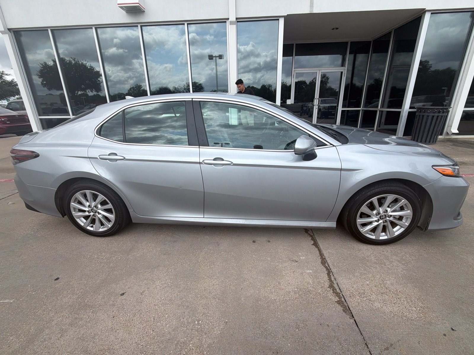 Used 2024 Toyota Camry LE FWD image 4
