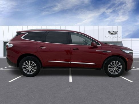 Used 2024 Buick Enclave Essence image 2