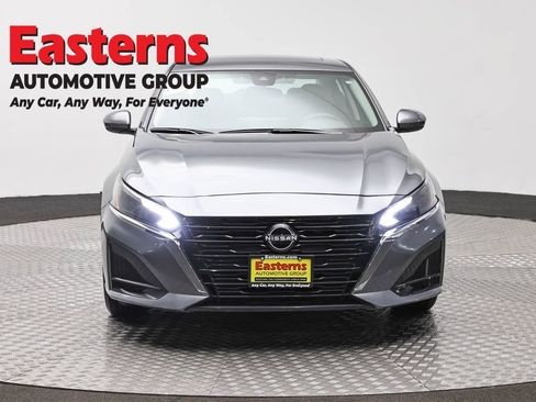 Used 2024 Nissan Altima 2.5 SV w/ SV Premium Package AWD/4WD image 2