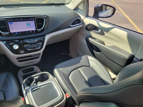 Certified 2024 Chrysler Pacifica Limited FWD image 15