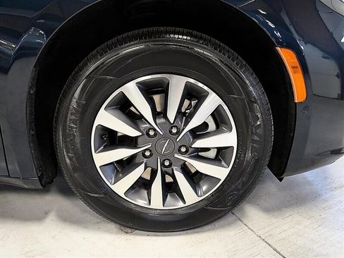 Used 2022 Chrysler Pacifica Touring-L w/ Uconnect Theater Family Group FWD image 12