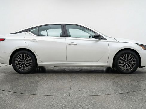 Used 2025 Nissan Altima 2.5 SV image 11